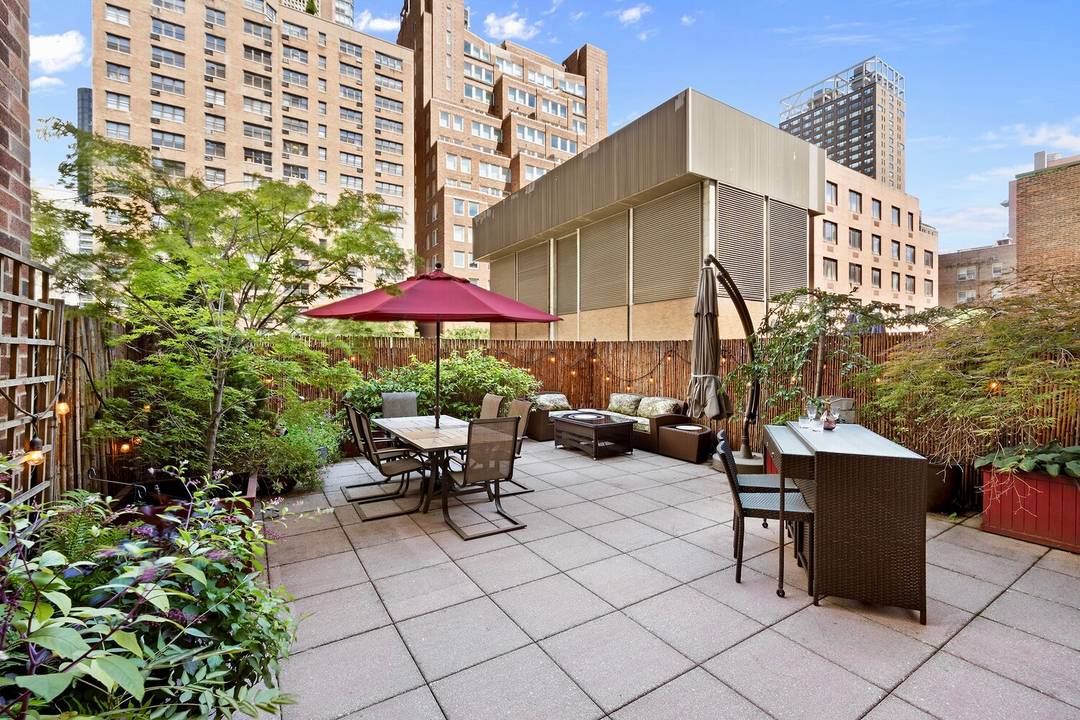 Elegant 1 Bedroom with Expansive Private Terrace in Prime Upper East Side Lenox Hill Welcome to this exceptional 1 bedroom, 1 bathroom apartment located in the heart of Lenox Hill, ...