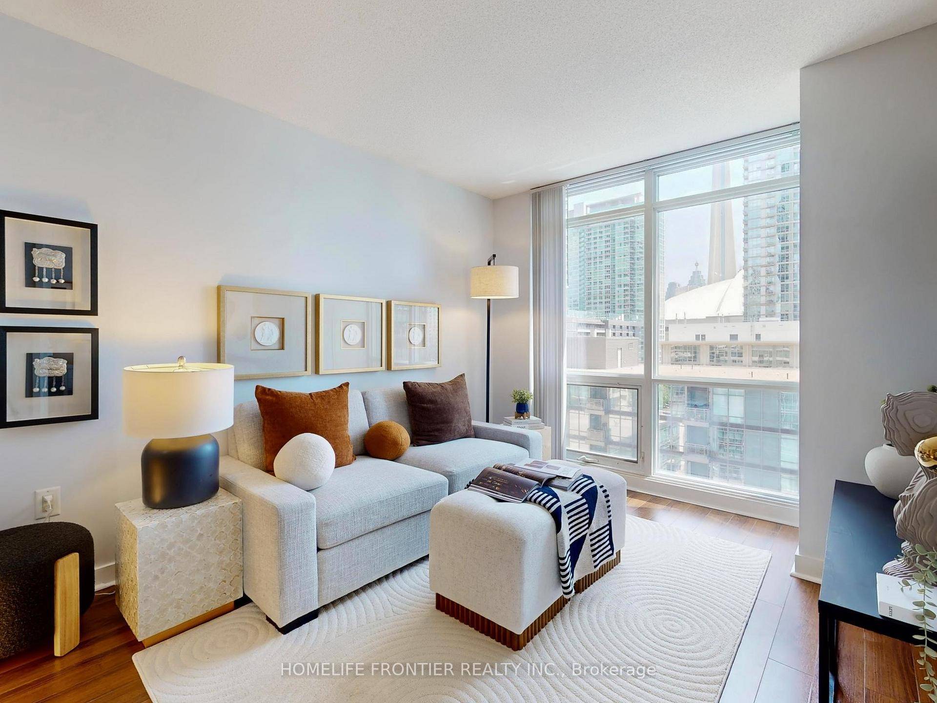 Located in the heart of Toronto's vibrant core, this exquisite unit provides an ideal blend of convenience and functionality.