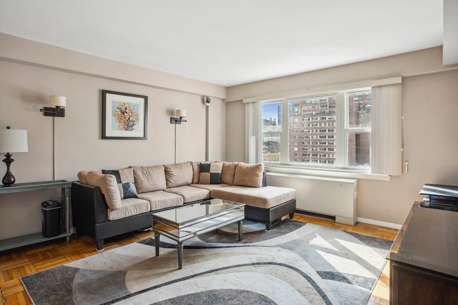 High floor south facing 1 bedroom 1 bathroom.