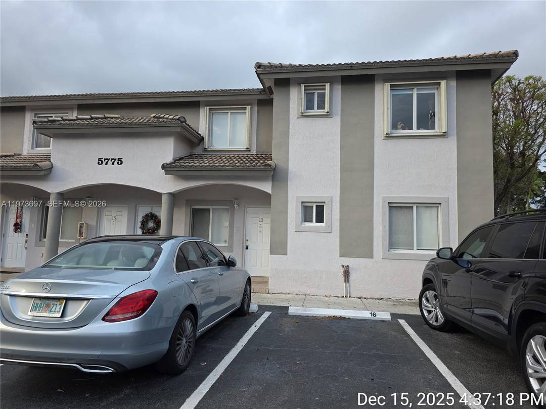 Amazing opportunity to own this 3 bedroom, 2 bath condo villa in Doral Grand Condo !