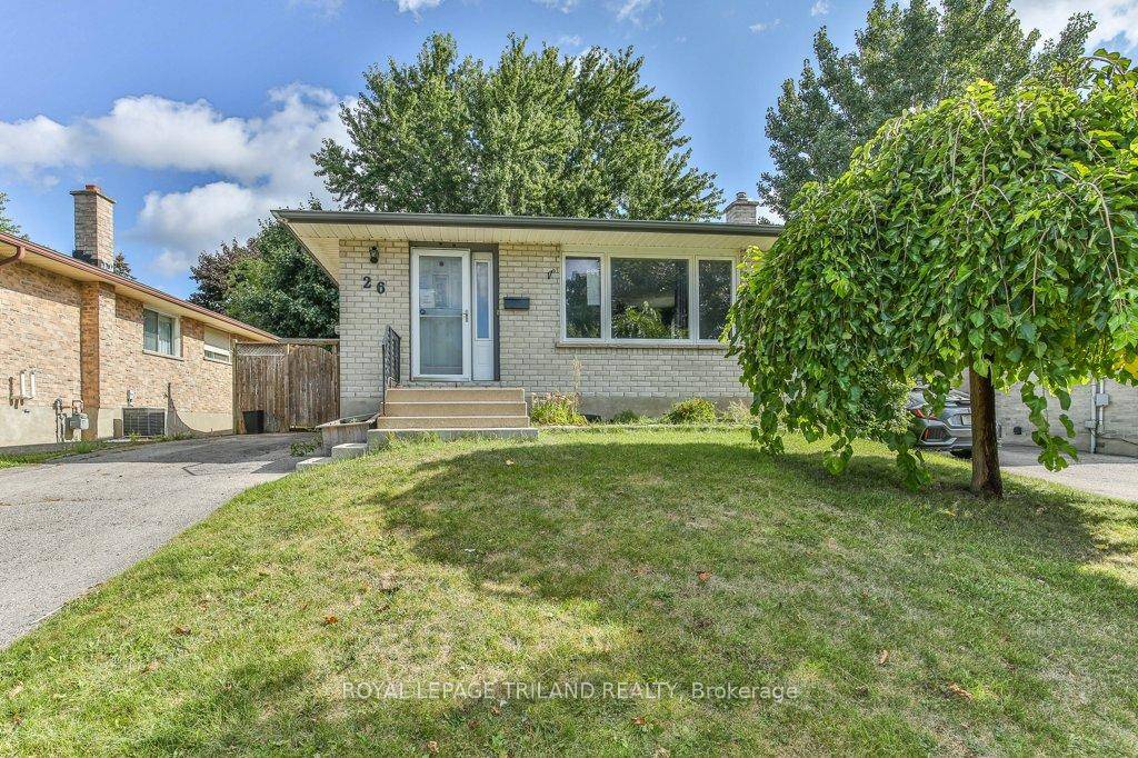 Welcome to this all brick bungalow located on a quiet, family friendly street in the highly sought after Whiteoaks neighbourhood.