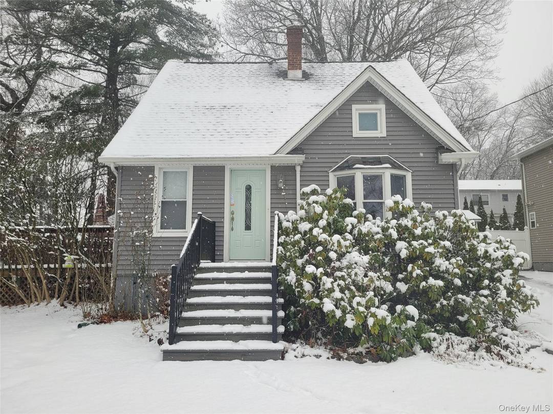 RENOVATED COLONIAL FOR RENT PRIME PEARL RIVER LOCATION Beautifully updated home on a quiet dead end street just minutes from downtown Pearl River and within the top rated Pearl River ...