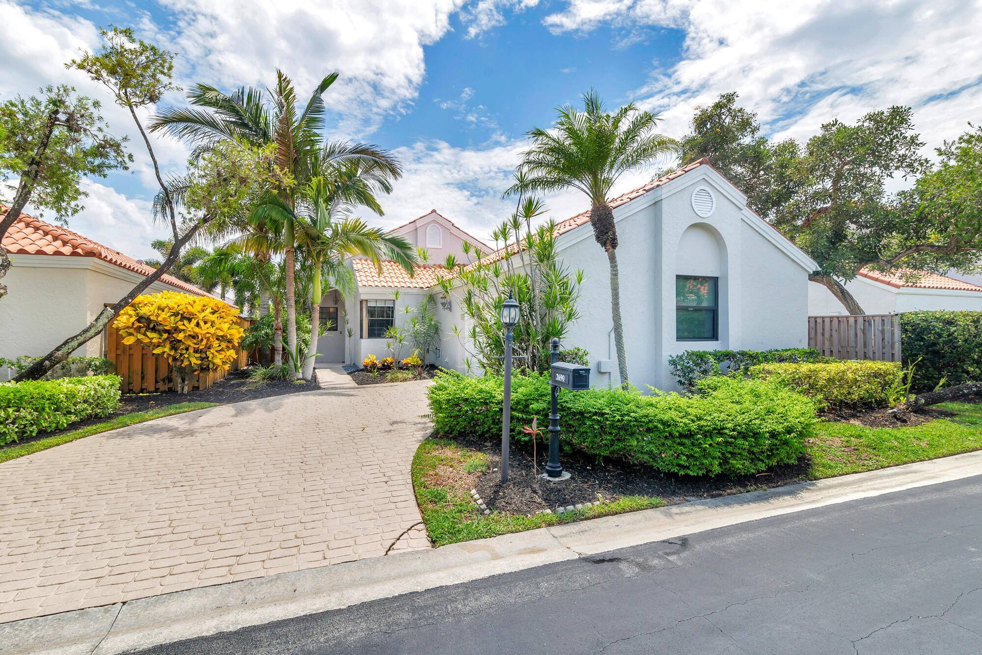 PERFECT WINTER HOME ! THREE MINUTES FROM THE BEACH !