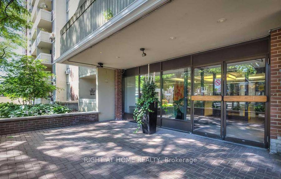 Relocate to Cabbagetown, located in versatile downtown community close to CN tower this building is close to College Subway, U of Toronto, surrounded by parks and greenery, libraries, shopping, restaurants, ...