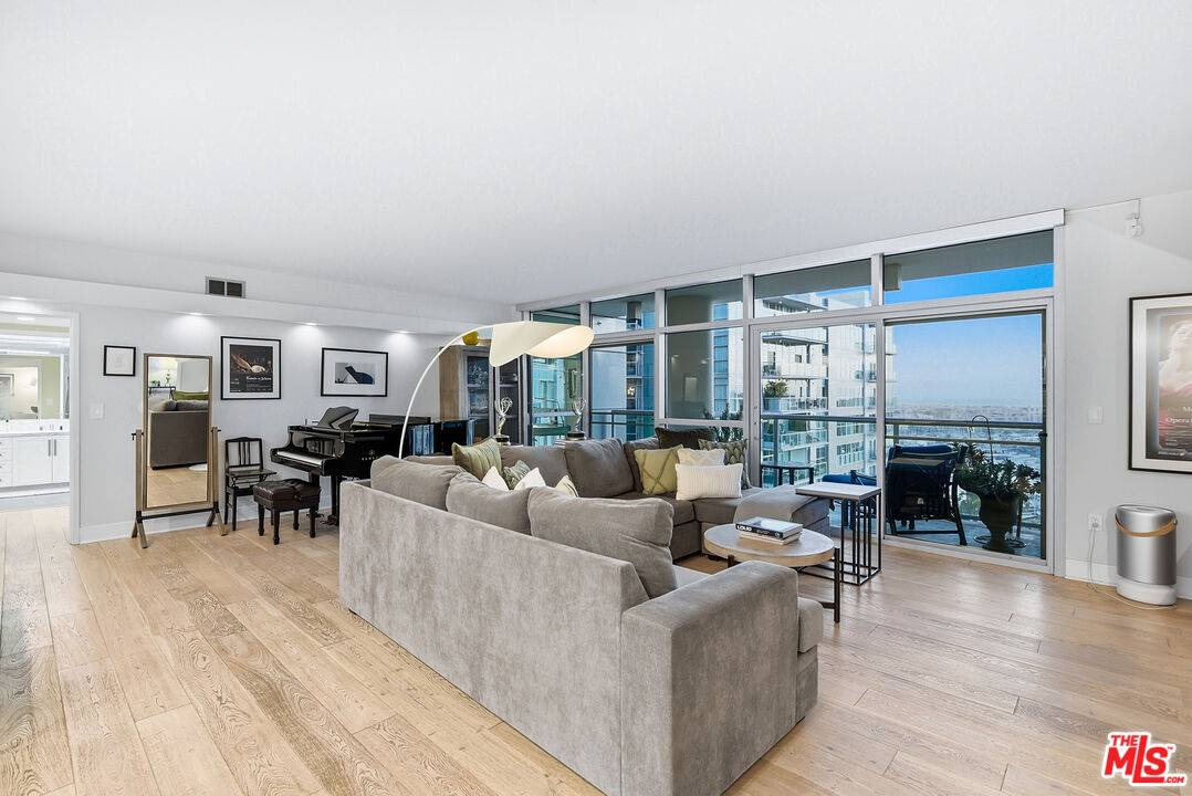 13700   Marina Pointe Dr 2BR Marina Del Rey La