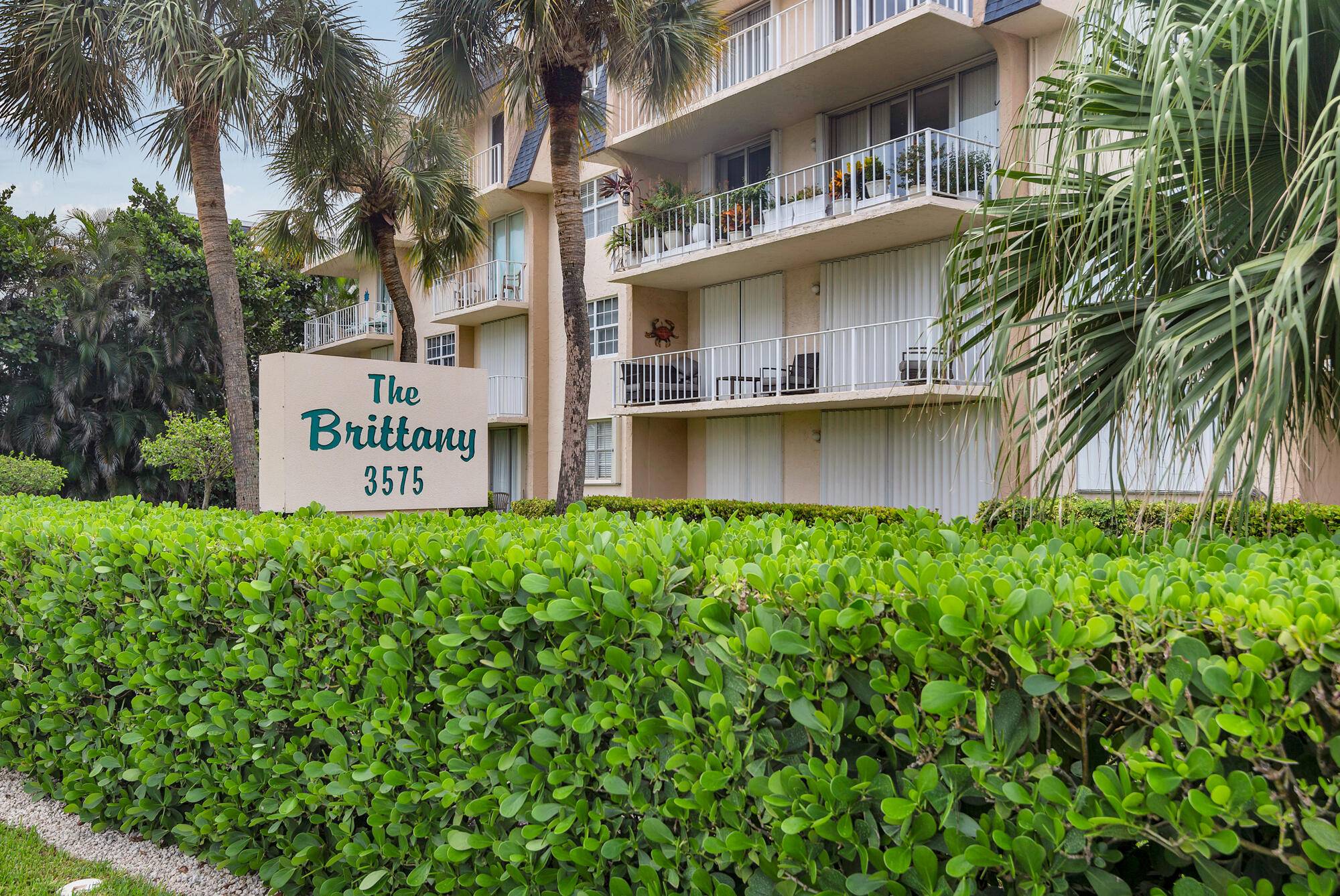 Very bright and well maintained apartment, windowed kitchen, split floor plan, main bedroom has en suite bathroom and large walk in closet.