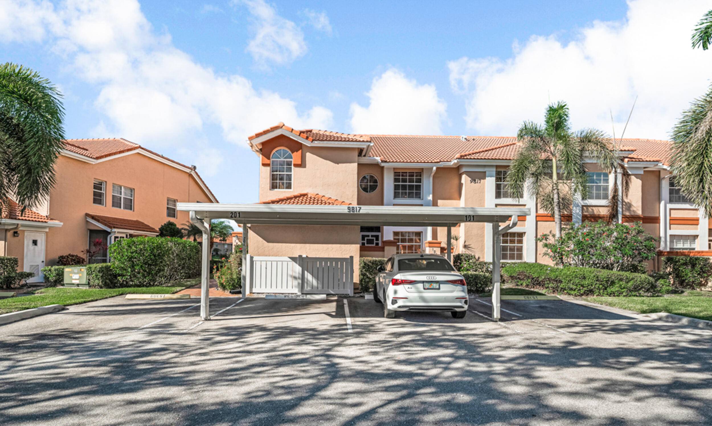Look at this well maintained coach home, features wide lake views and plenty of natural light throughout.