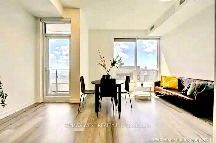 Welcome to this bright sun filled and spacious 1 bedroom plus den suite at the Hotel Residences Rosedale On Bloor.