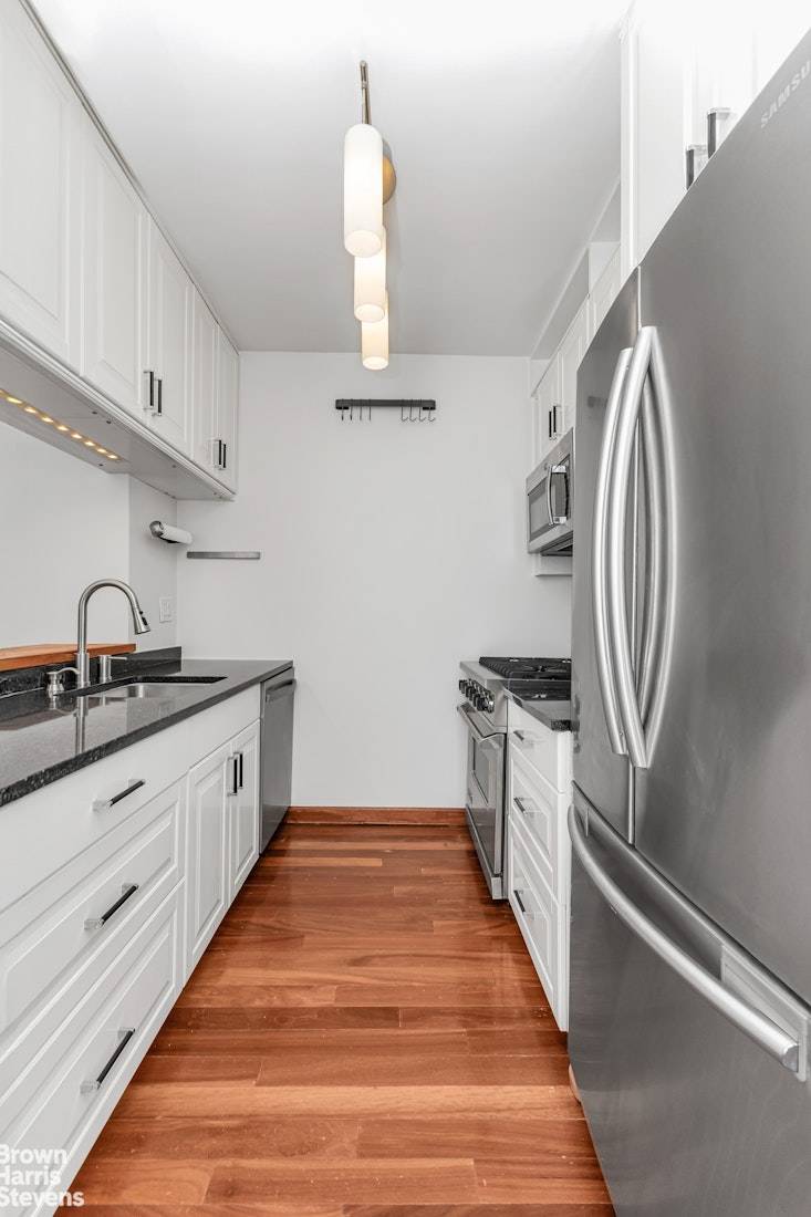 NO BOARD APPROVAL CONDO RULES INVESTOR FRIENDLY PIED À TERRES WELCOME All showings are by appointment only.