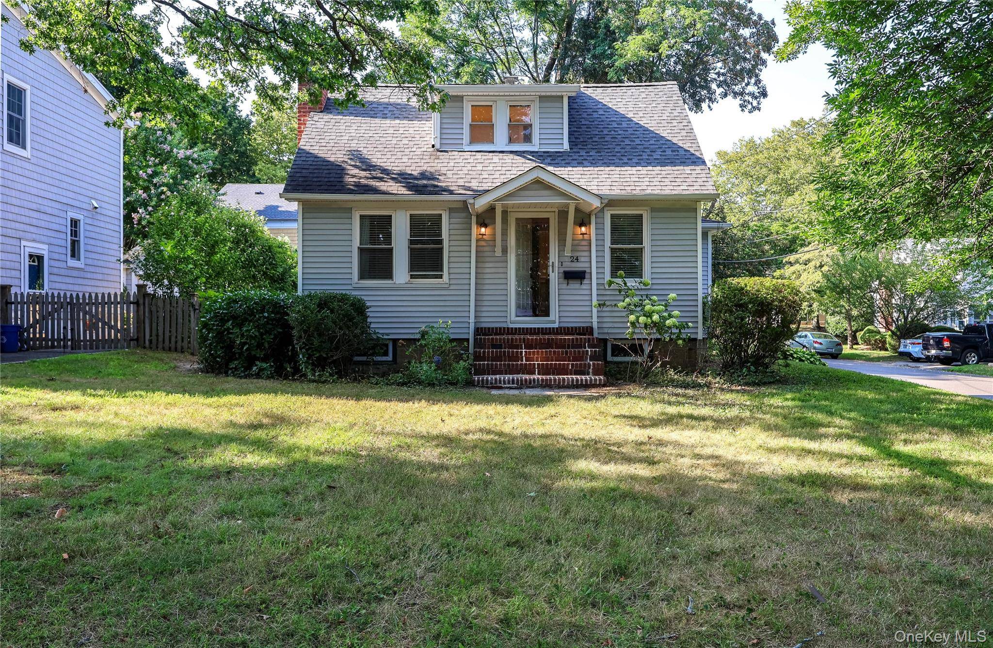 Welcome to this charming, rare find in Sea Cliff, just a 5 minute drive from the beach !