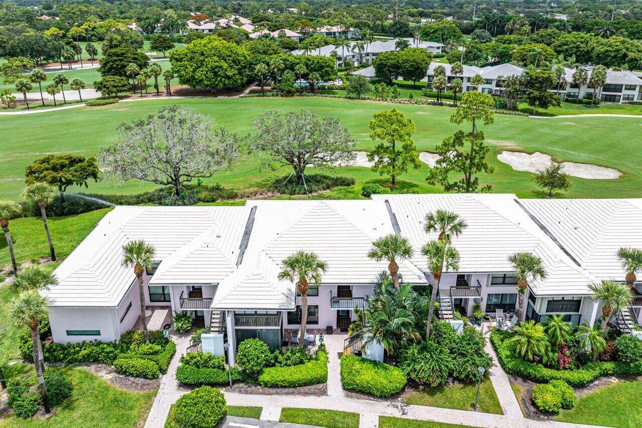 Experience relaxed living in this beautifully appointed 3 bedroom, 2 bath first floor residence, ideally situated in Blue Heron area of Quail Ridge.