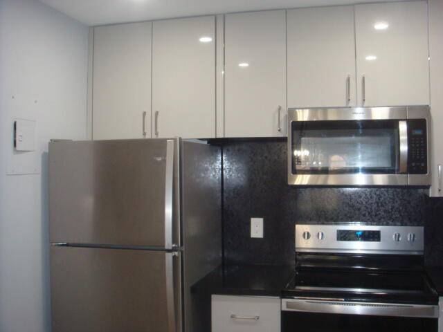 Well maintained apt, move in condition one bedroom one and a half bathroom.