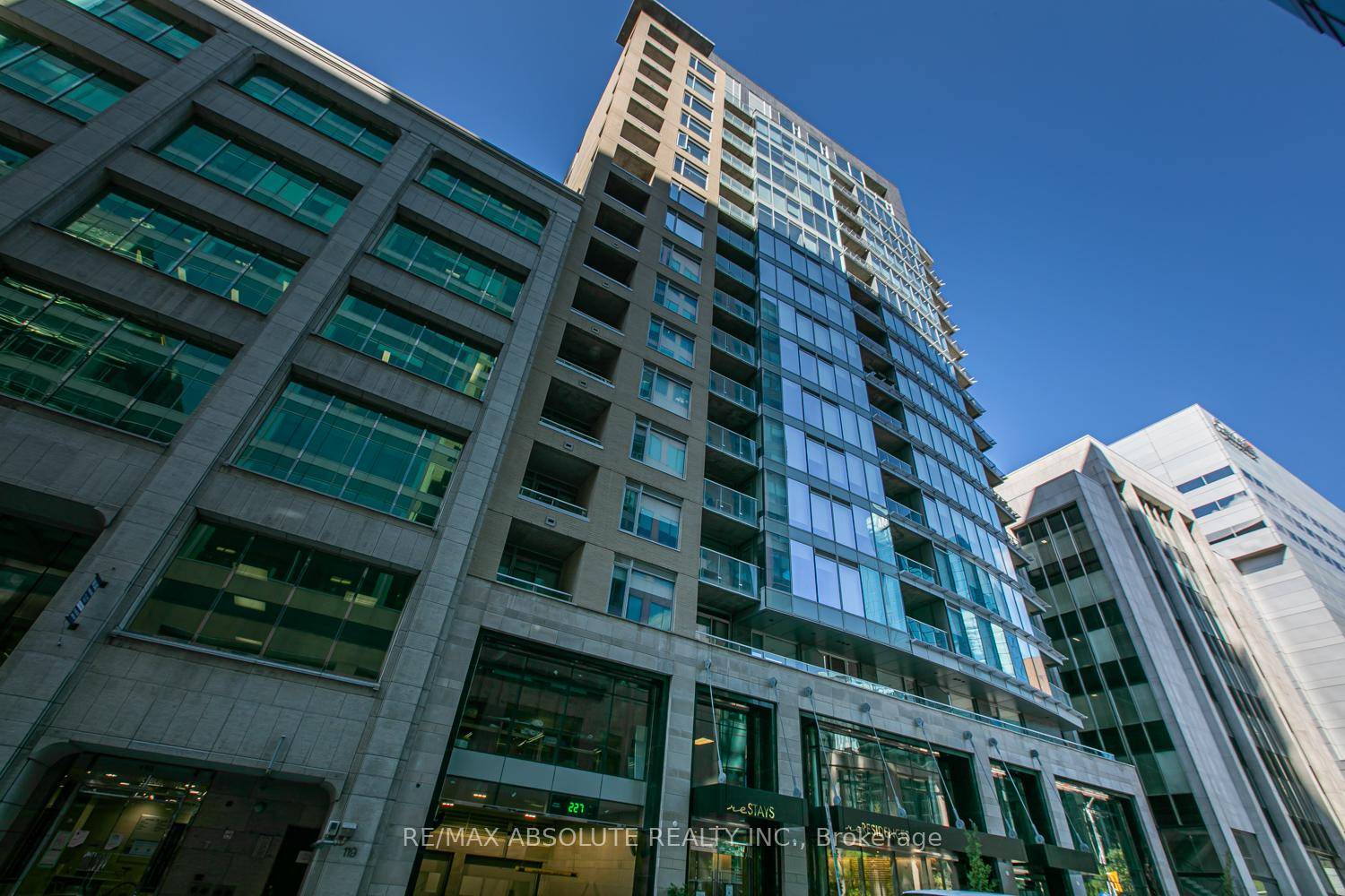 Live in style in this stunning 1 bedroom den suite at reResidences, just a stones throw from the iconic Parliament Buildings.
