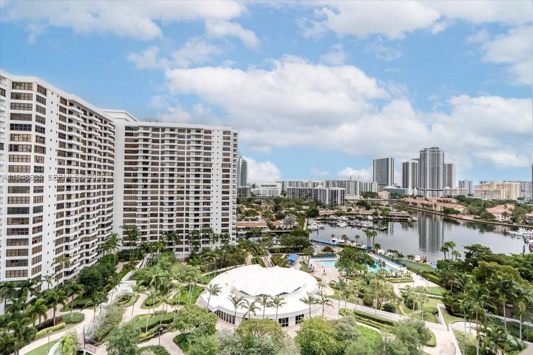LOCATION, LOCATION ! ! ! UPGRADED OPEN CONCEPT 1BED, 1 1 2BATH CONDO ON A RESORT STYLE COMPLEX AND MARINA.