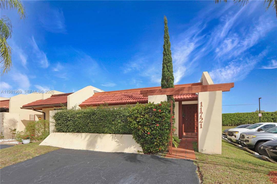 EXCELLENT LOCATION IN THE COMMUNITY !