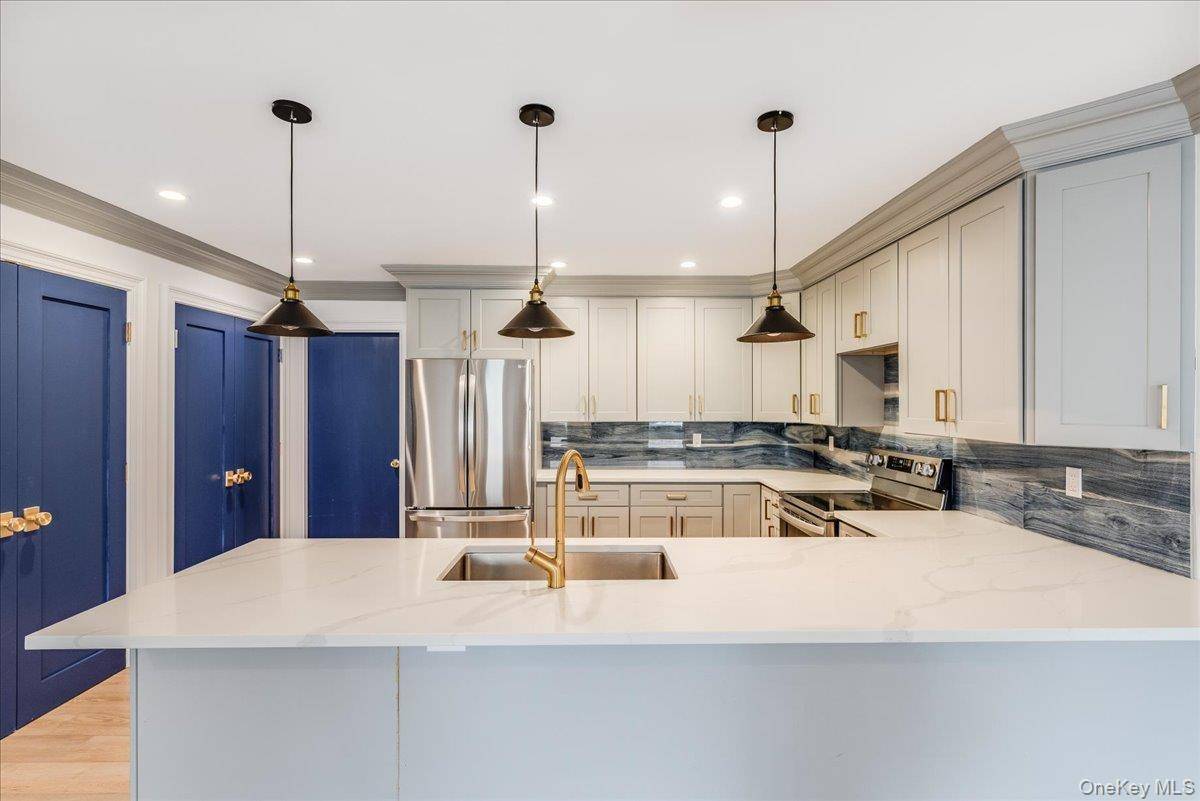 Renovated in 2021 this spacious 2 bed, 2 full bath apartment has an open floor plan, hardwood floors throughout and a master suite complete with updated bathroom and walk in ...