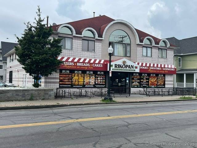 Prime Mixed Use Investment Opportunity in the Heart of Bridgeport, CT Welcome to this exceptional corner property in a high traffic, centrally located area of Bridgeport !