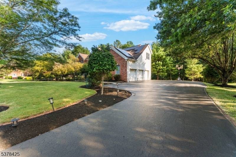 Beautiful Belle Mead Colonial for Rent !