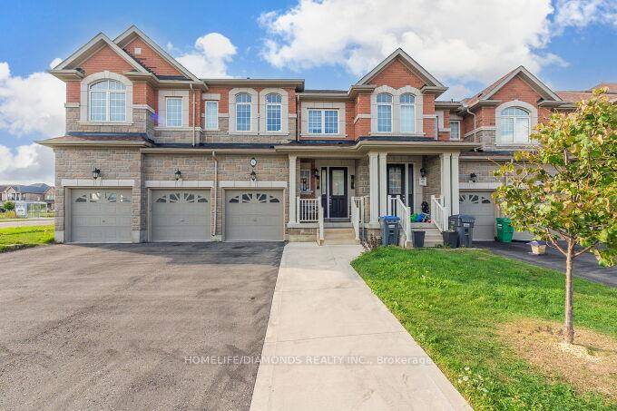 Welcome to this stunning 3 1 bedroom, 4 bathroom townhouse with 5 car parking spaces !
