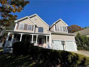 Beautiful 4 bedroom 2. 5 bath Colonial located minutes from downtown Mystic.