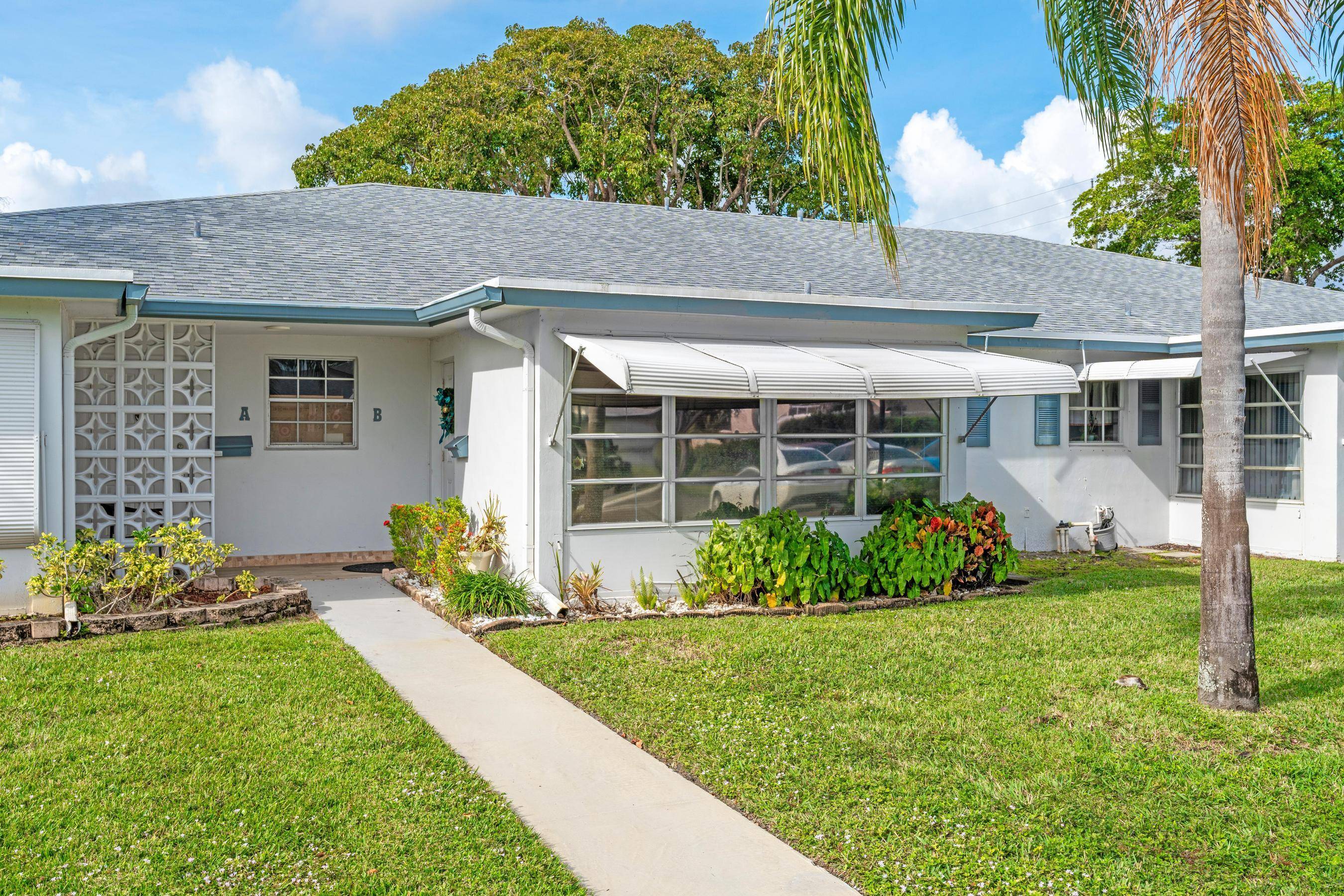 Enjoy the best of Delray Beach living in this charming 1 bedroom, 1.