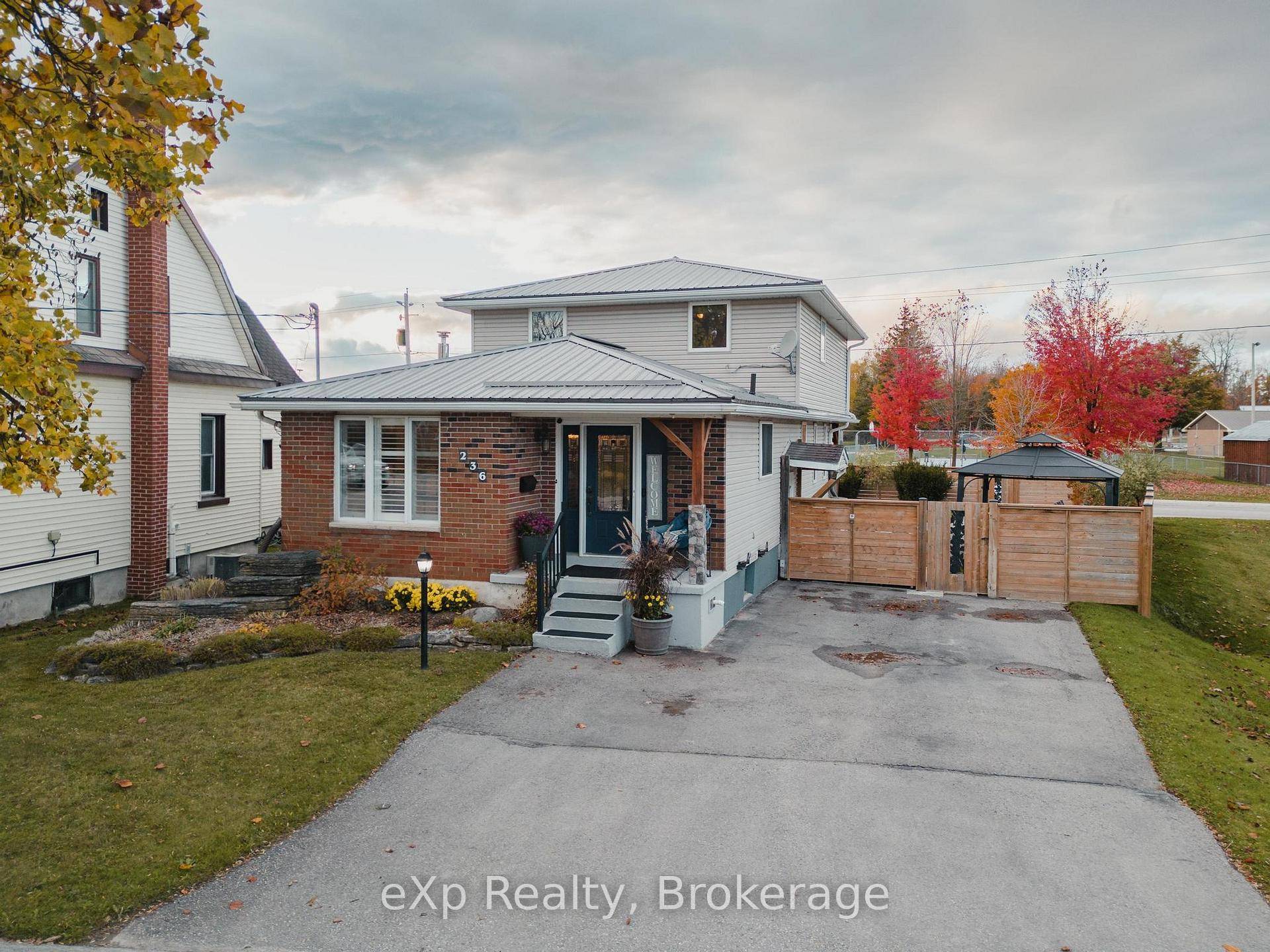 A move in ready home perfect for ringing in the holiday season !