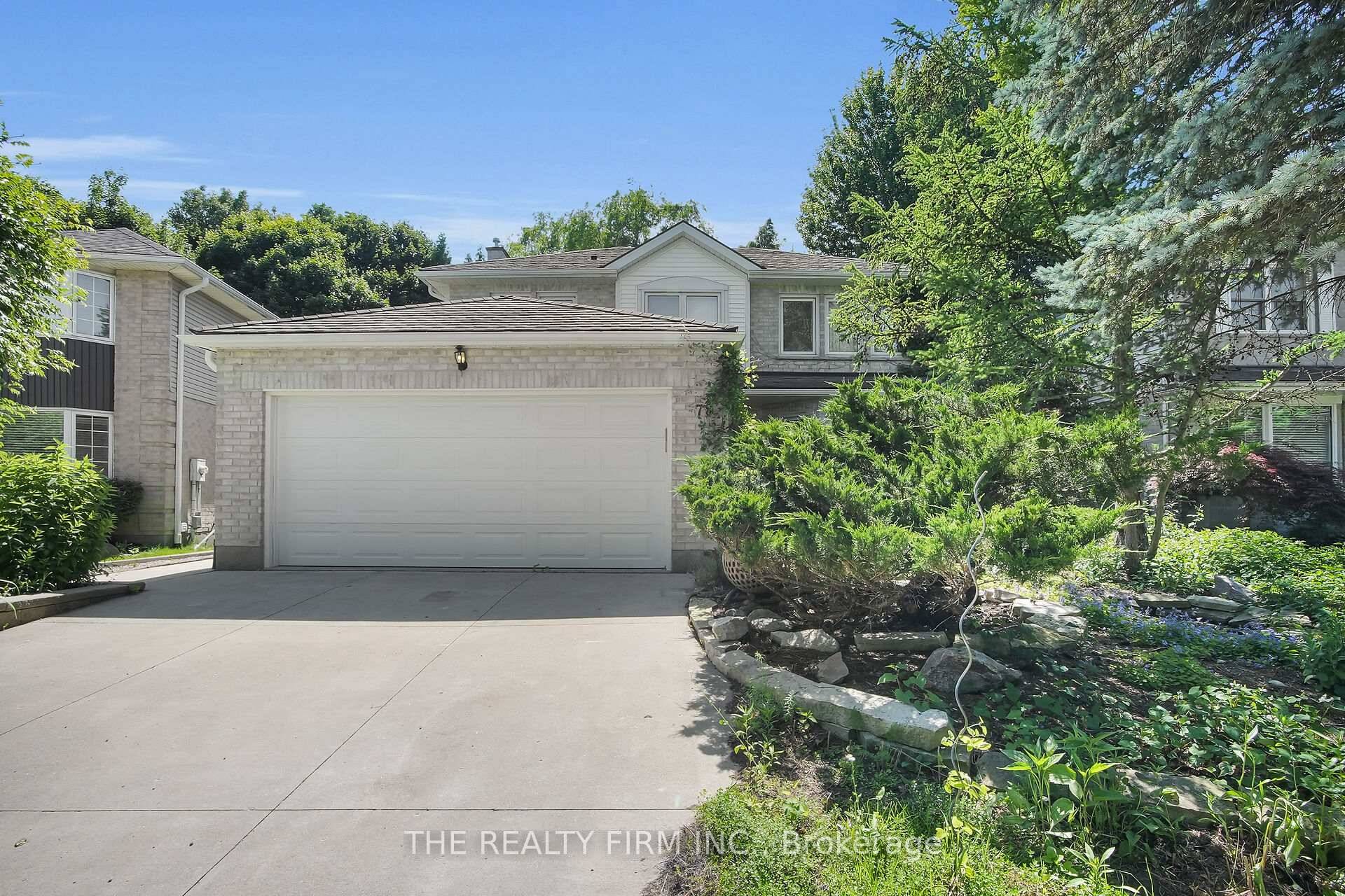 Welcome to your perfect family home in the heart of Oakridge One of North London's most coveted, family friendly neighbourhoods !