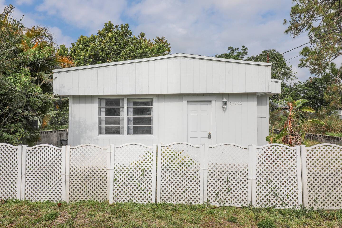 Charming 4 bedroom, 1 bath cottage in the heart of Indiantown, FL !