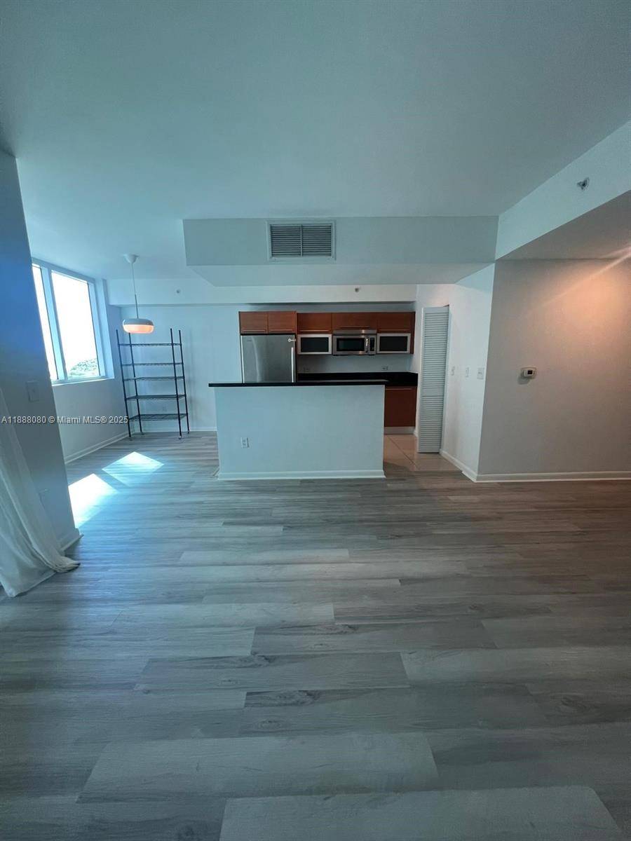 STUNNING 1 BED 2 BATH DEN APARTMENT AT BISCAYNE BLVD.