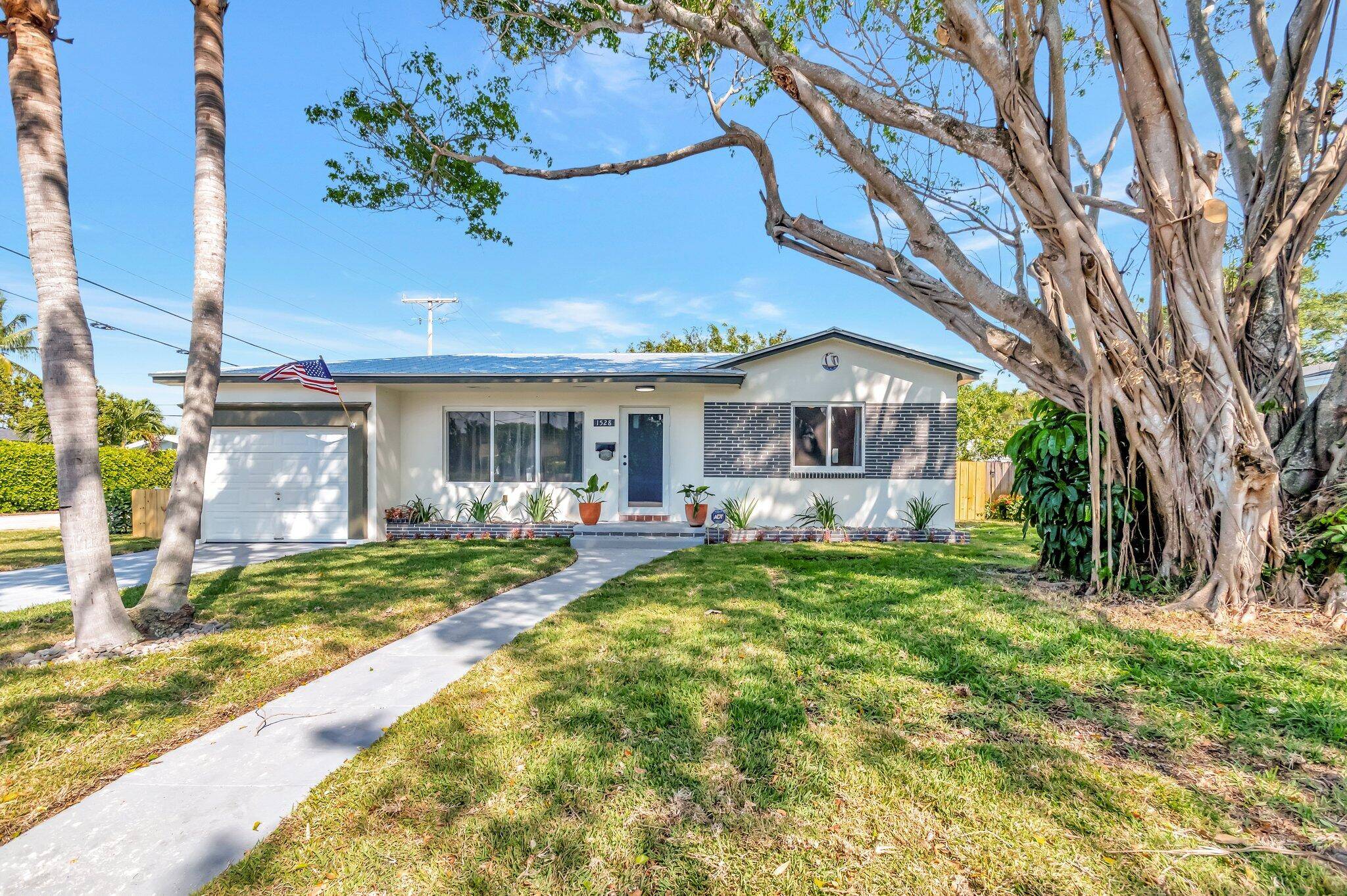 Beautifully total remodeled home in North Lake Worth Beach !