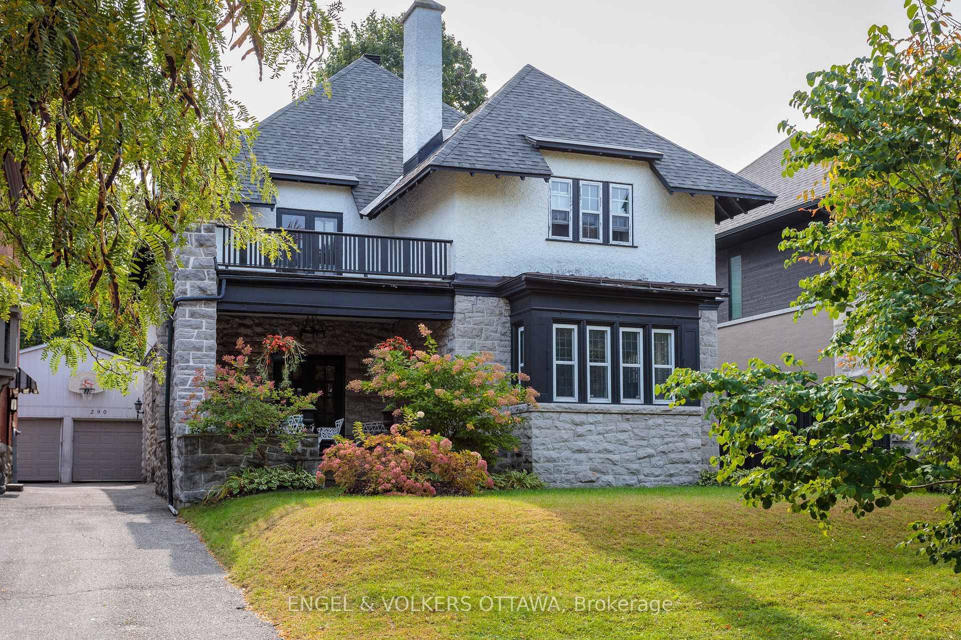An iconic address with timeless allure, set along the tree lined elegance of Clemow Avenue in the Glebe !
