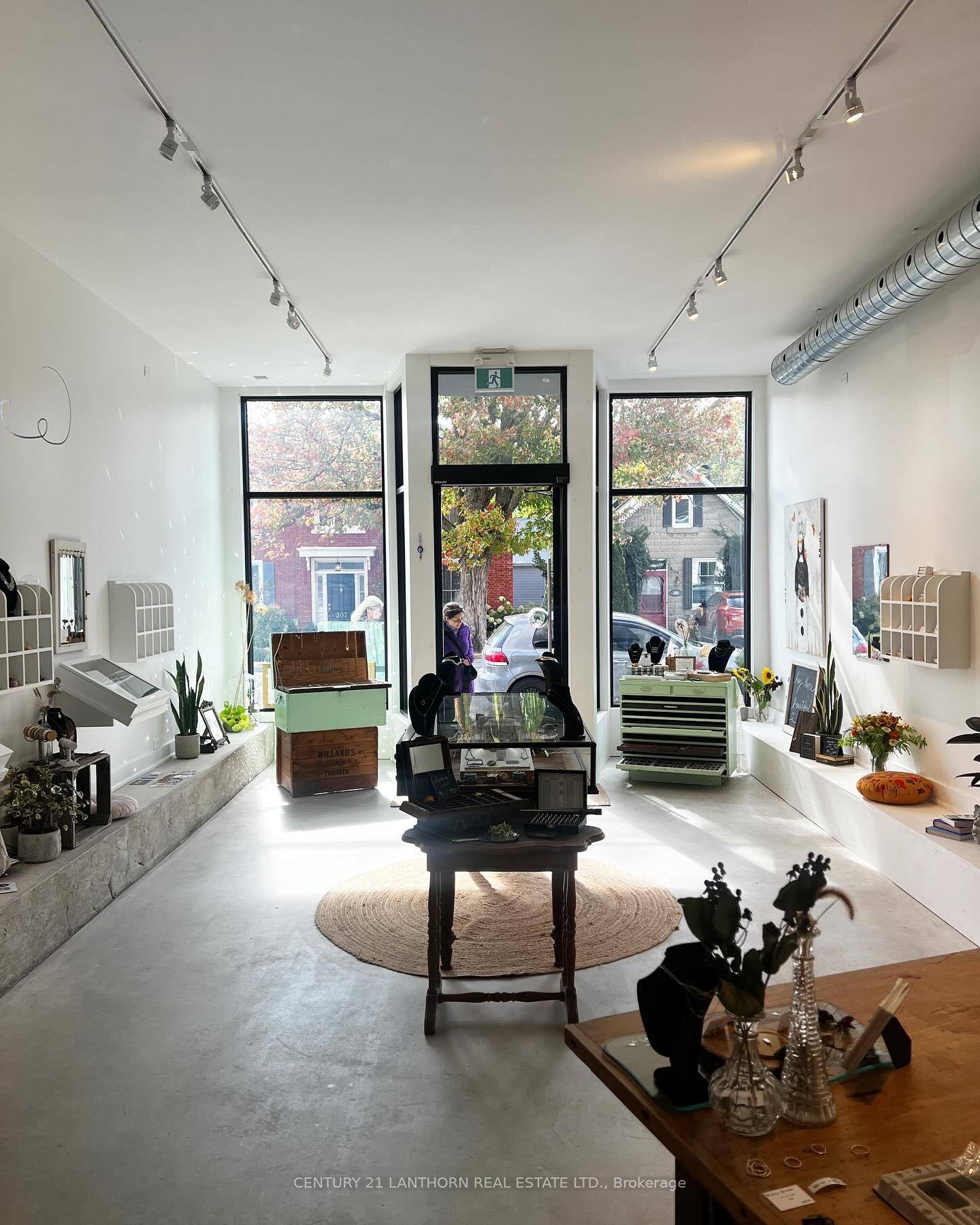 Beautiful, bright and tastefully renovated 900sq foot commercial lease space is available to be filled with your hopes and dreams.