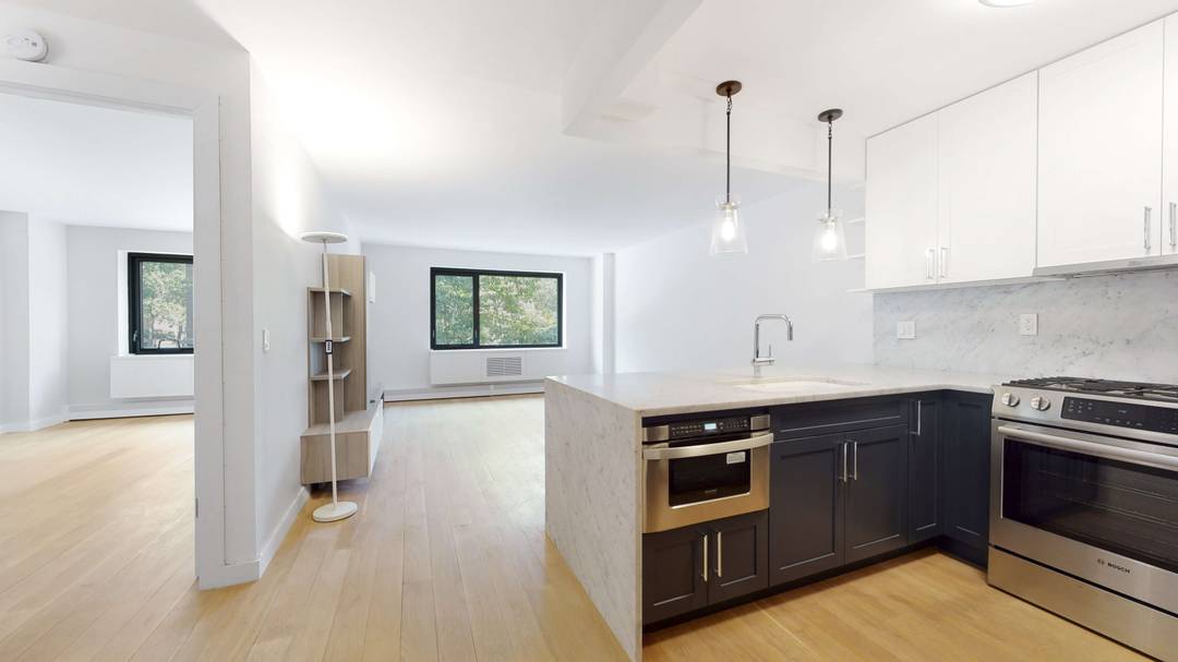 Fifth Avenue, Steps from Central Park !