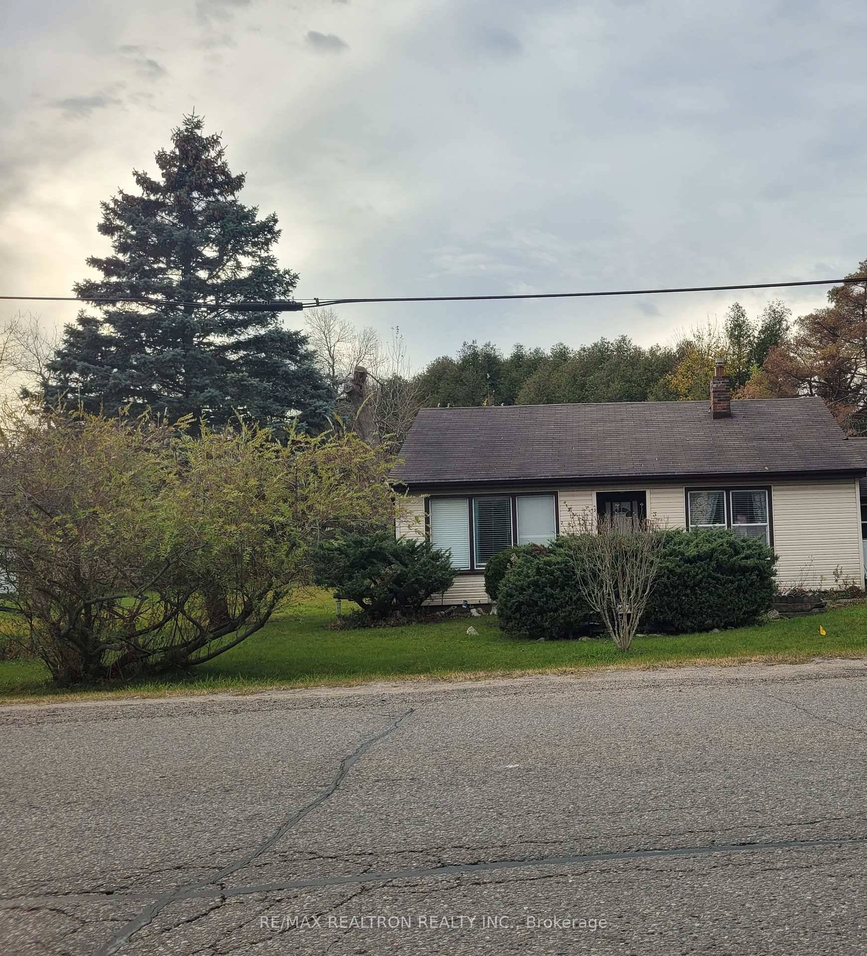 Welcome to the 1 Bedrooms Bungalow on a highly desirable street in Bowmanville, convenient access to major Hwys 401, 418 amp ; 407, close to essential amenities.