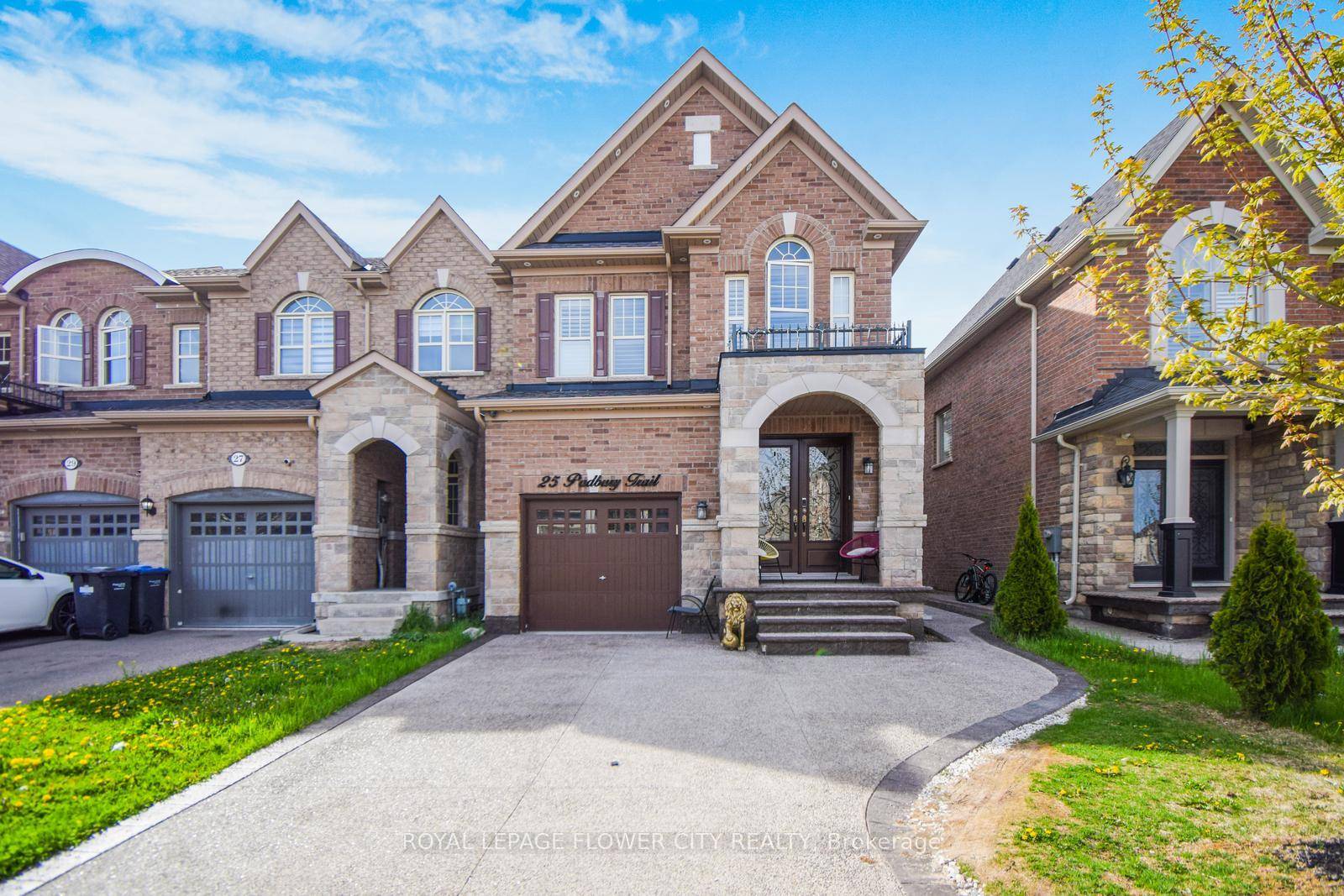 Beautiful 3 Bedroom Corner Townhouse 1900 Sq.