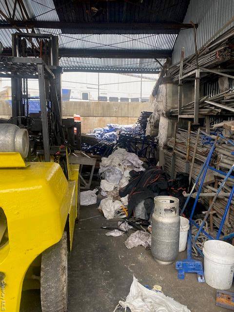 Wearhouse great for storage and center of Queens.