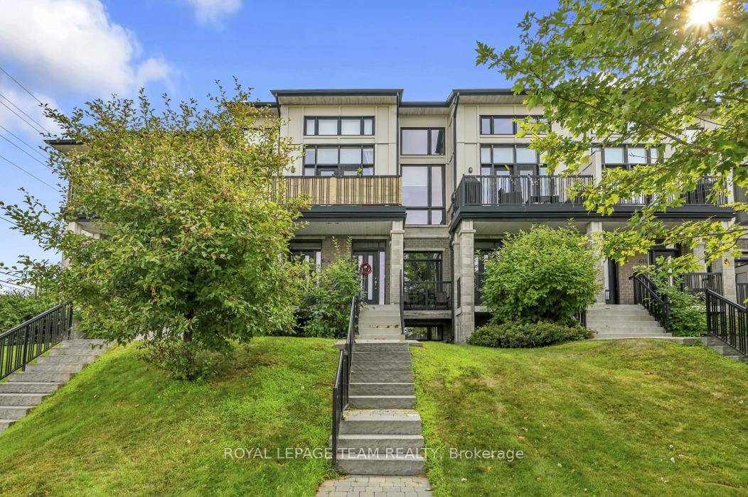 Welcome to this luxurious 2 bedroom Jazz condo built to the Energy Star standard, featuring quality finishings throughout.