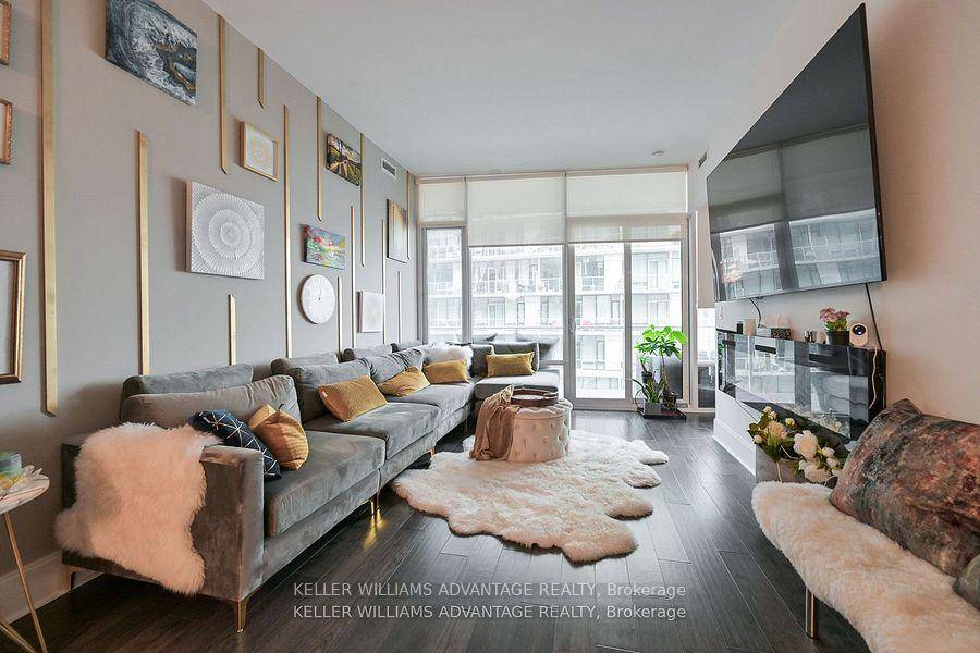 Wake up to a beautiful sunrise over the water in this luxurious 3 bedroom with 3 bathroom unit pier 27 w lakeview !