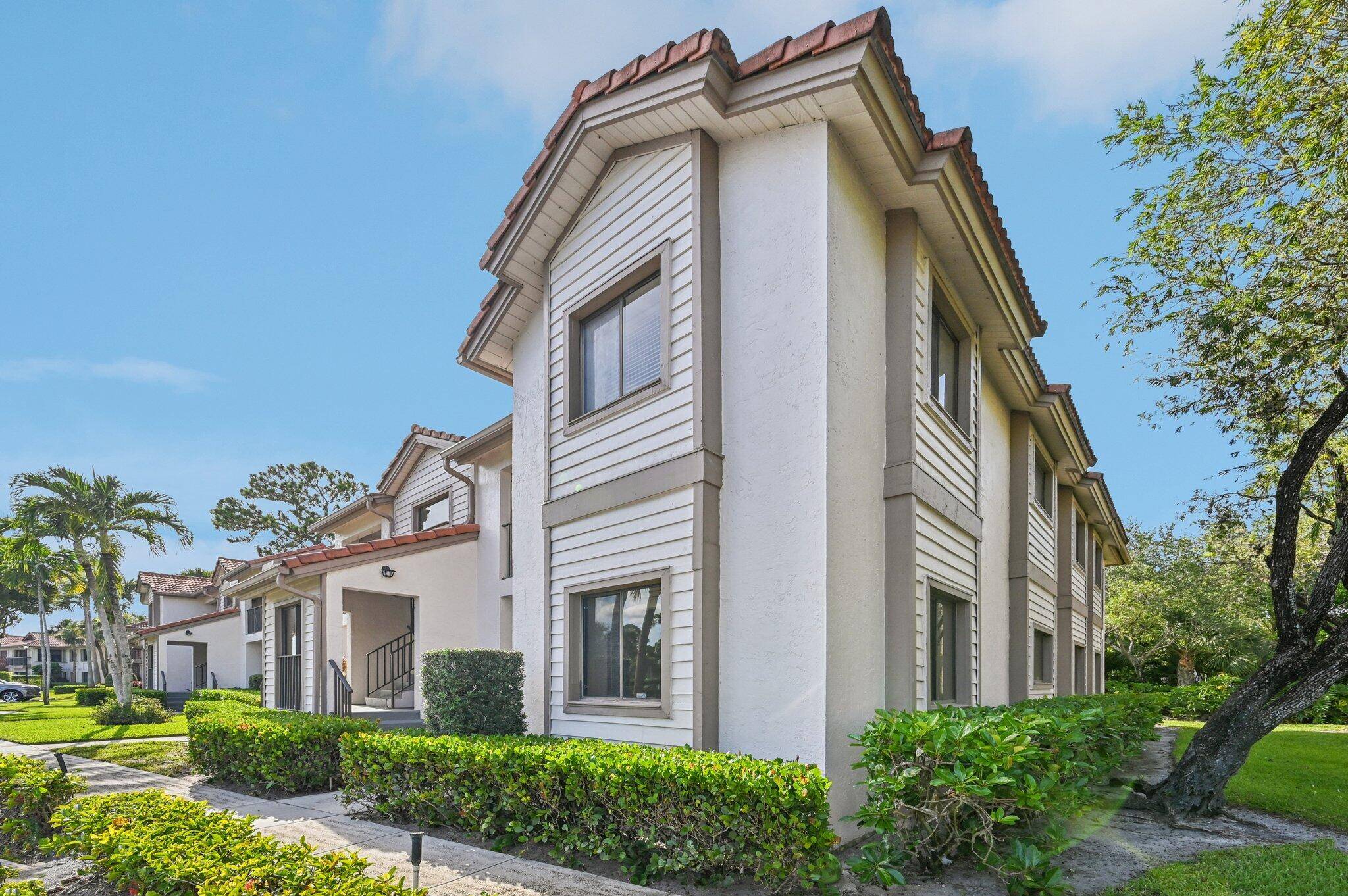 Amazing UPDATED MOVE IN READY GROUND FLOOR END UNIT CONDO in PGA National Dunbar Woods.