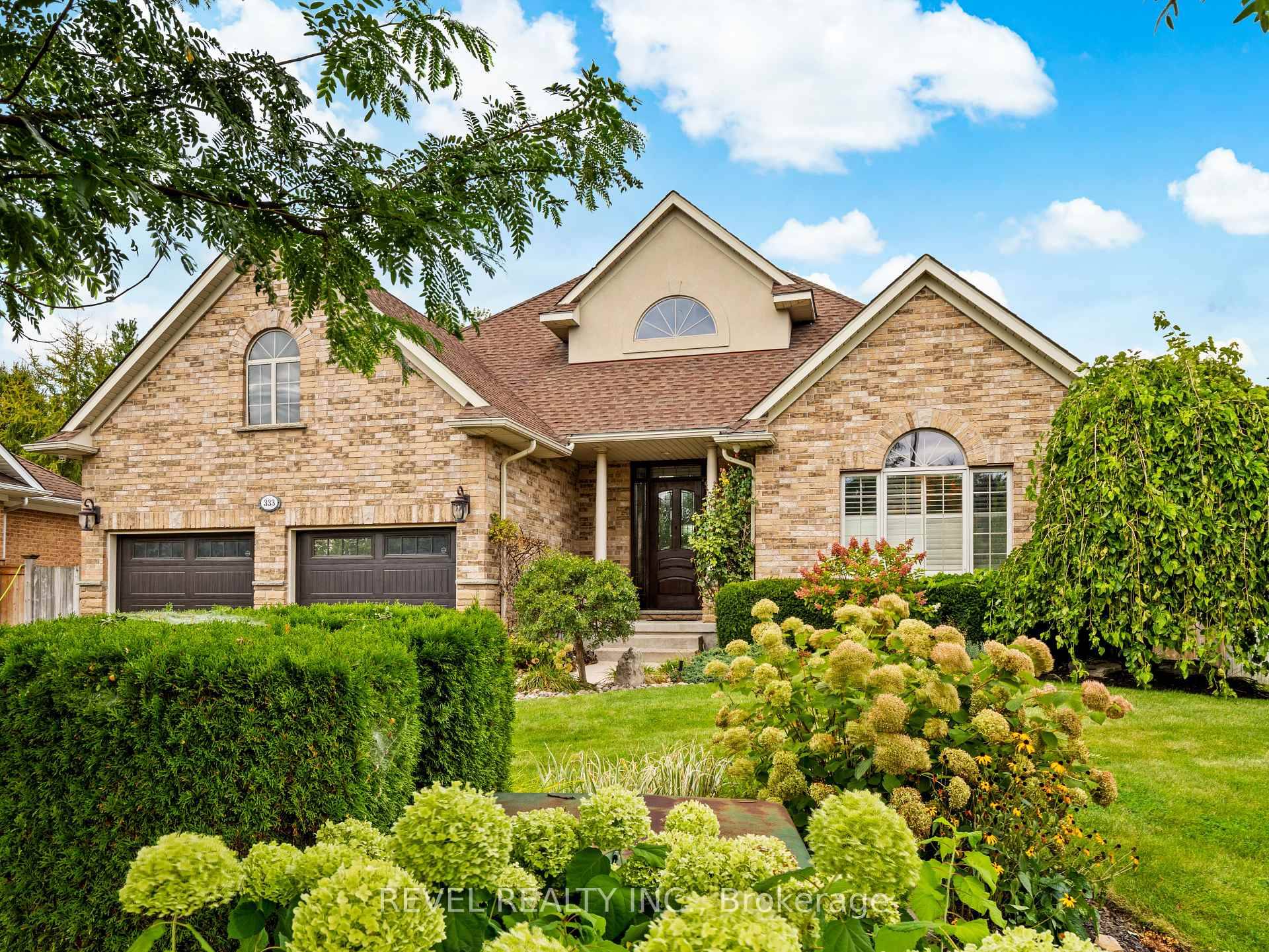 Welcome to luxury living on one of Waterloos most desirable courts !