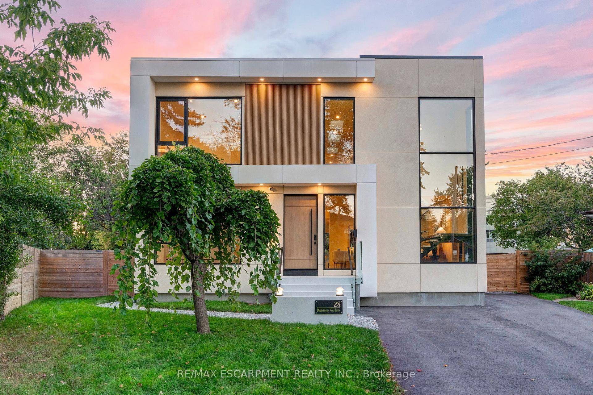 Introducing 28 Dunsmore Gardens, a brand new modern luxury home for sale in Toronto, perfectly combining style, functionality, and location.