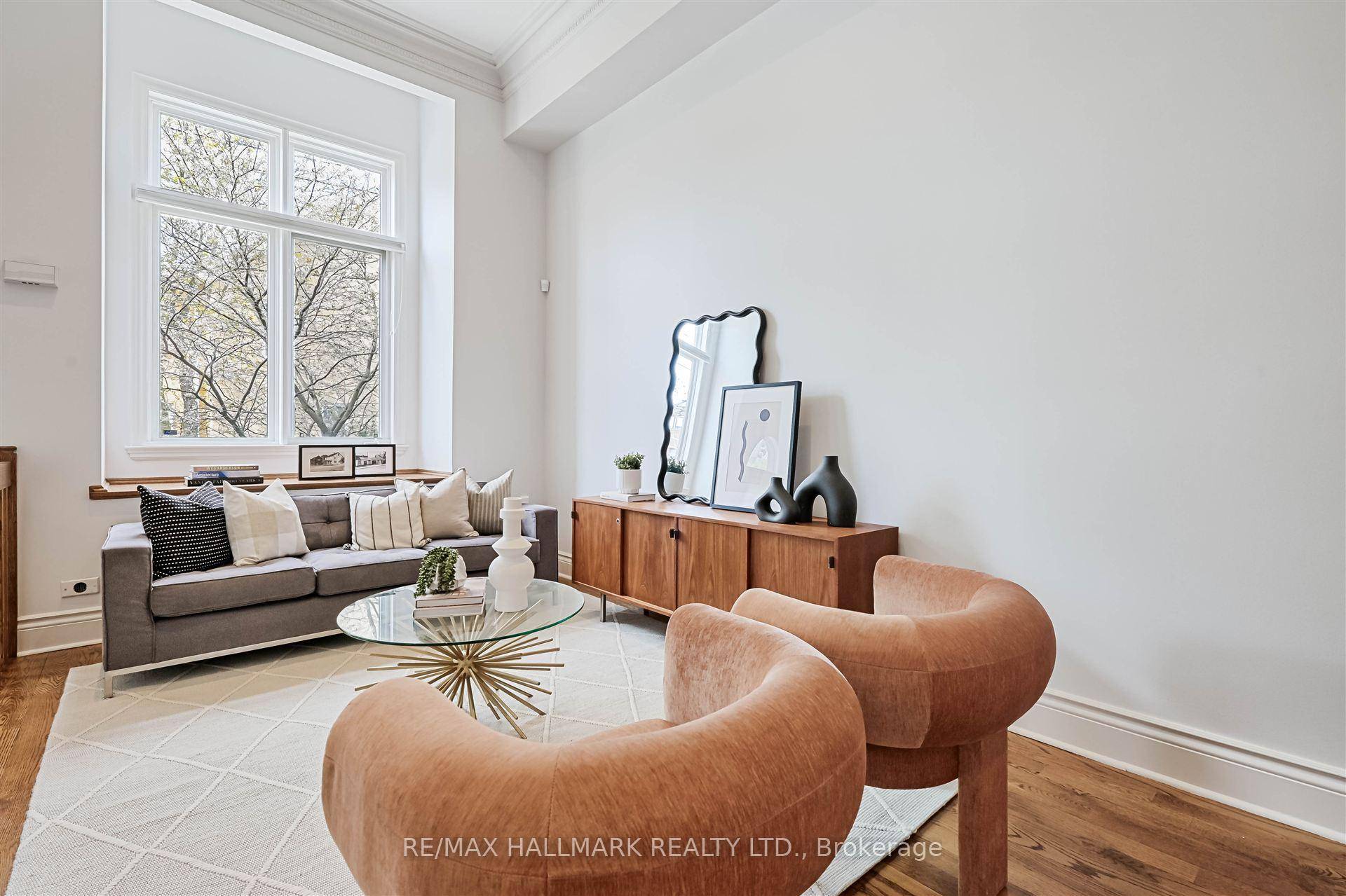 Stunning 3 storey freehold townhouse in the heart of King West.