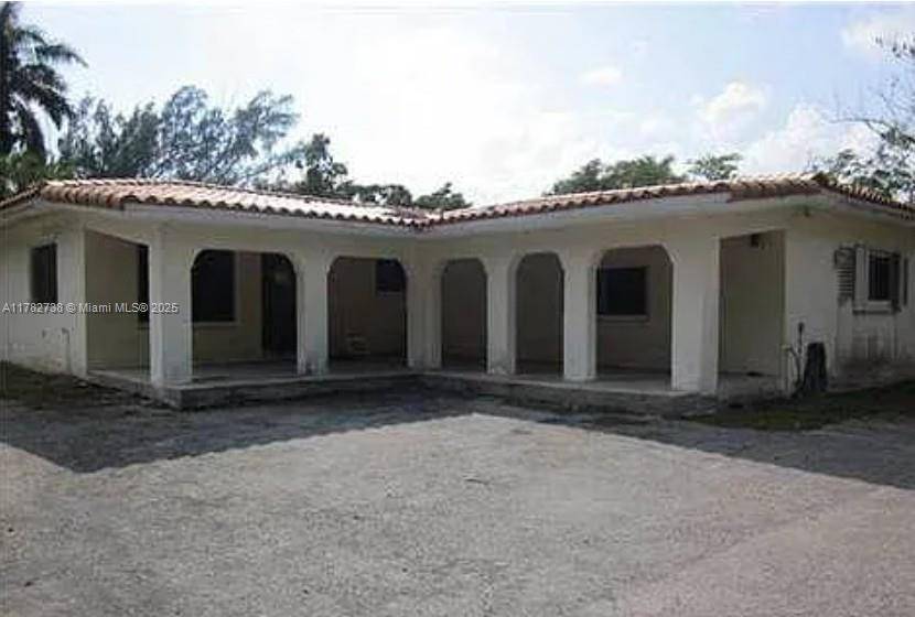 Spacious and versatile ! This unique property features 3 bedrooms, a dedicated office, 3.