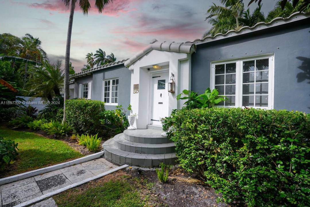 Welcome to your tropical retreat in sought after Hollywood Lakes !