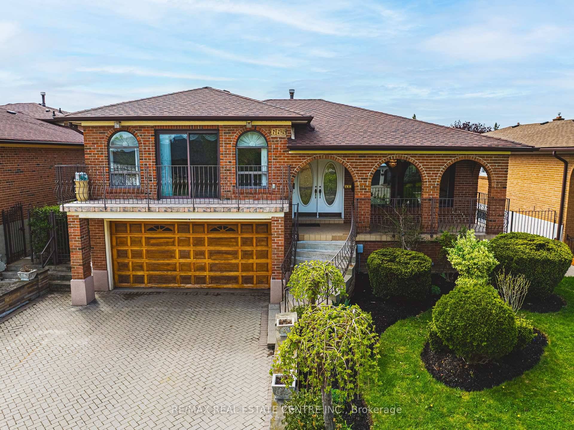 Location ! Heart of West Woodbridge !