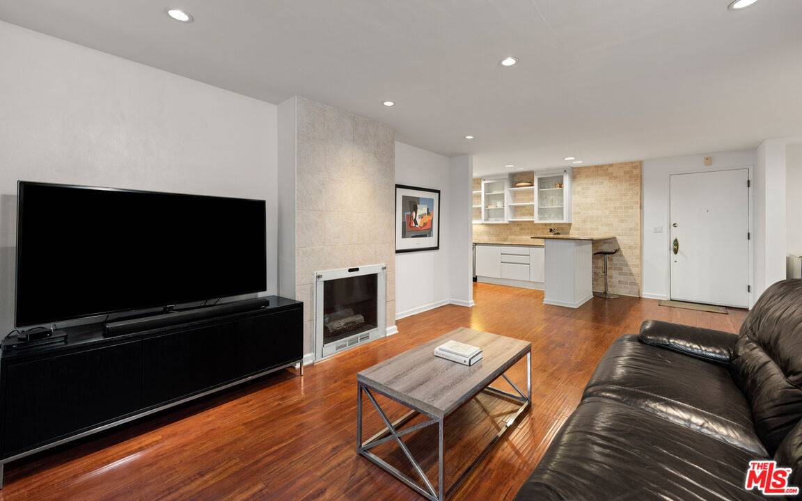 723   Palisades Beach Rd 2BR Santa Monica La