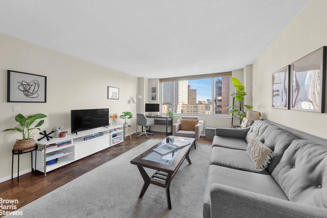 You found it ! In the Heart of desirable Lincoln Square, this bright, very High Floor, Move in Ready one bedroom is primed for your comfort !
