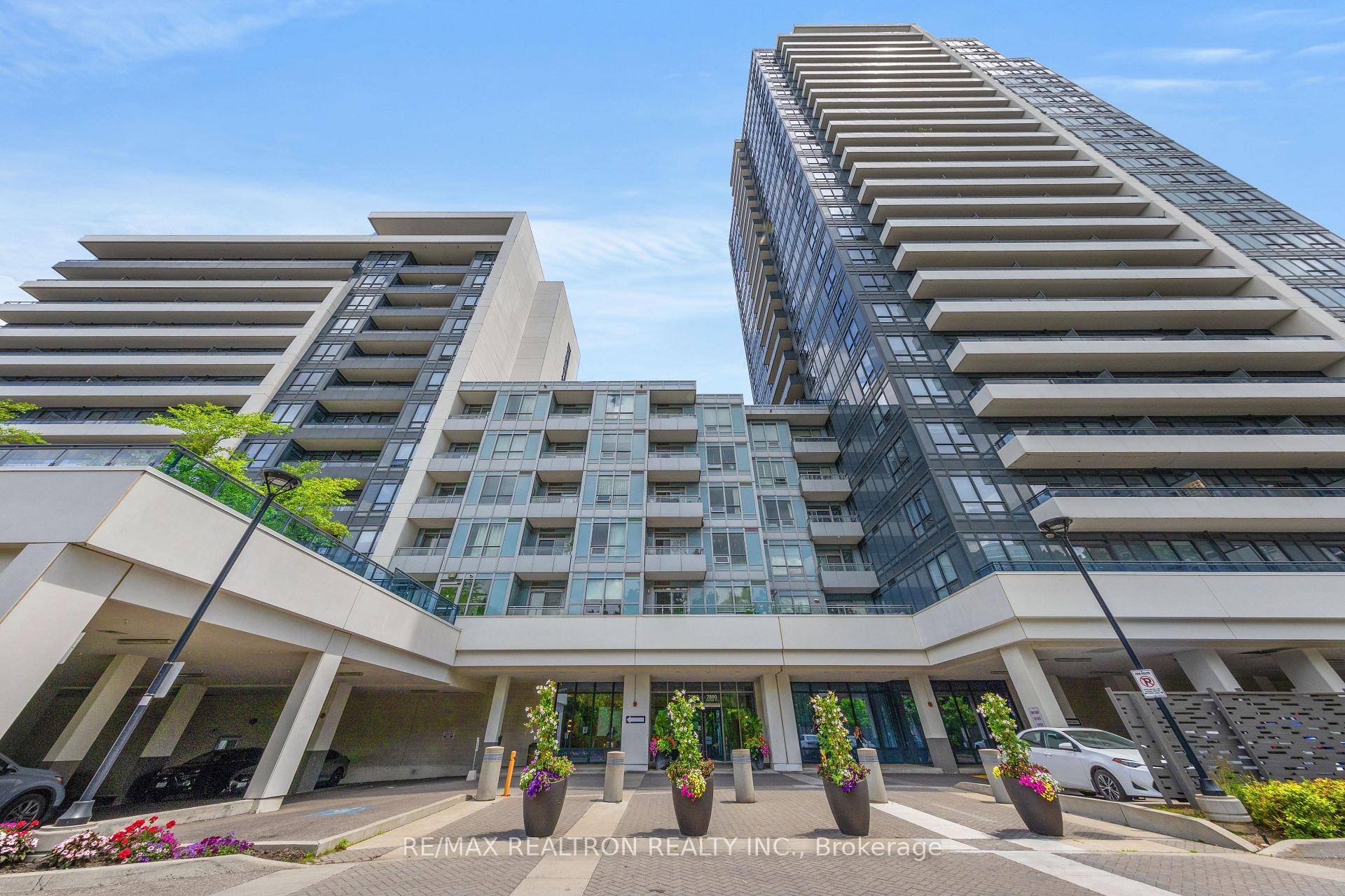 Beautiful Bright amp ; Spacious Newly Renovated 2 Bedroom Den Unit In Highly Sought After Legacy Park Condos In Prime Thornhill Neighborhood !