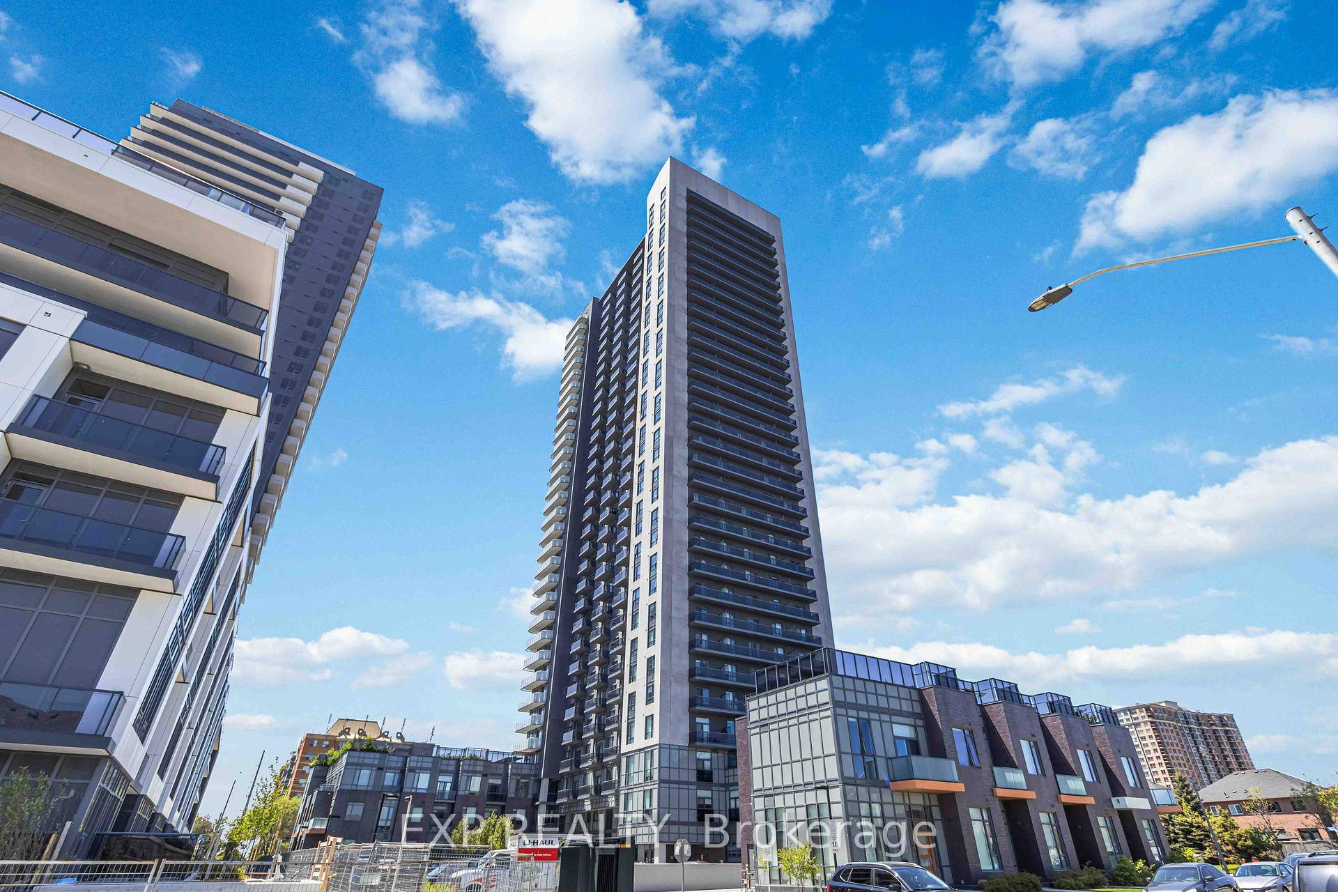 Bright amp ; Modern 2 Bedroom Condo Near Square One !