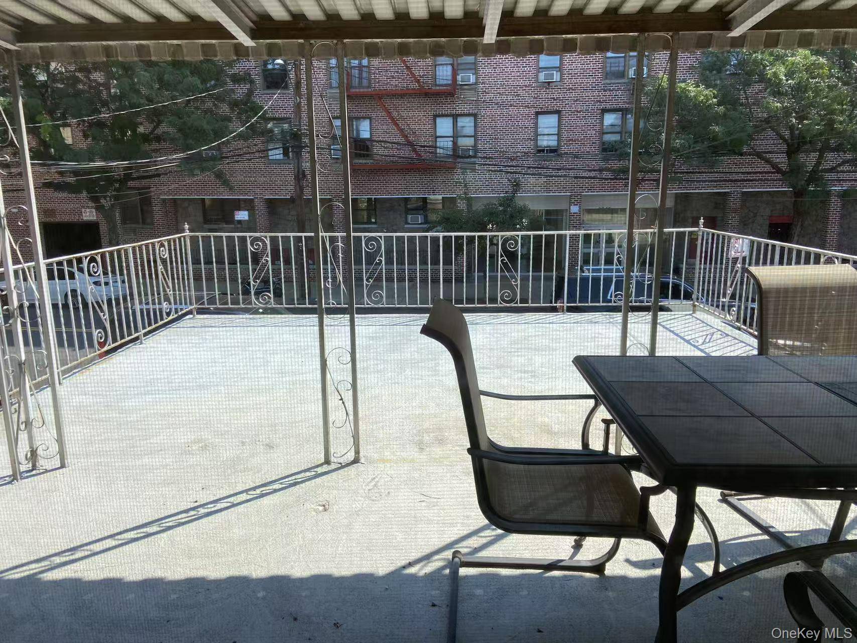 Bright 3 Bedroom Apartment 1.
